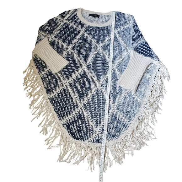 Blue & Cream Poncho with Sleeves Fringed Hem, Graduating Shades of Blue Size S/M - Picture 5 of 6